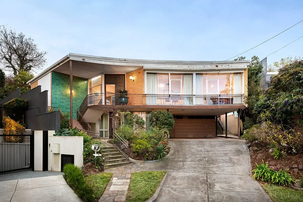 Toorak 4 Bedroom Renovate Rebuild in Prime Toorak Court