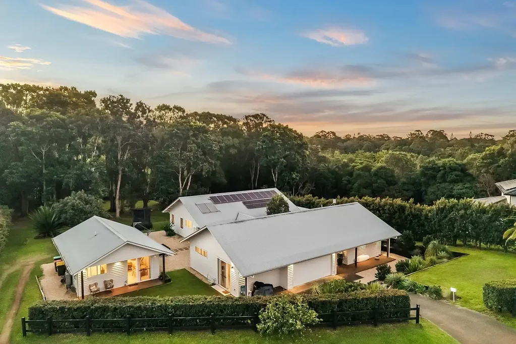 Ewingsdale 5कमरा Expansive Family Estate on a Large Block in the Heart of Ewingsdale