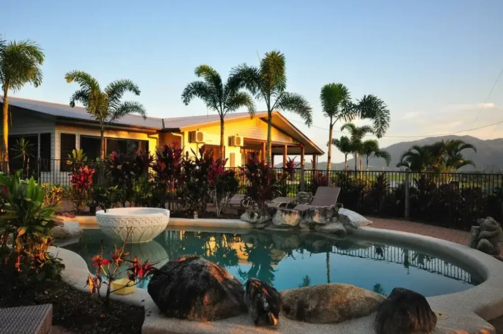 Tully 3房  2.7 Acres | Mission Beach Hinterland Tropical Resort-Style Manor – Ideal for Families and Extended Living--$980K$980K