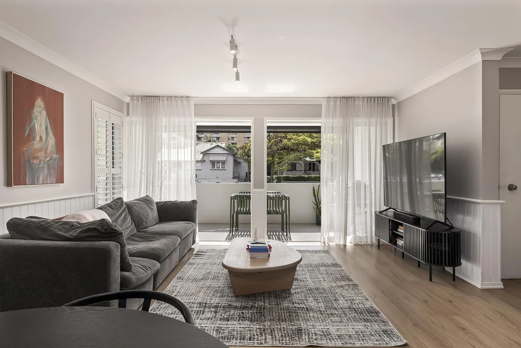 New Farm 2 Bedroom Renovated Apartment Living, Just Moments from the River