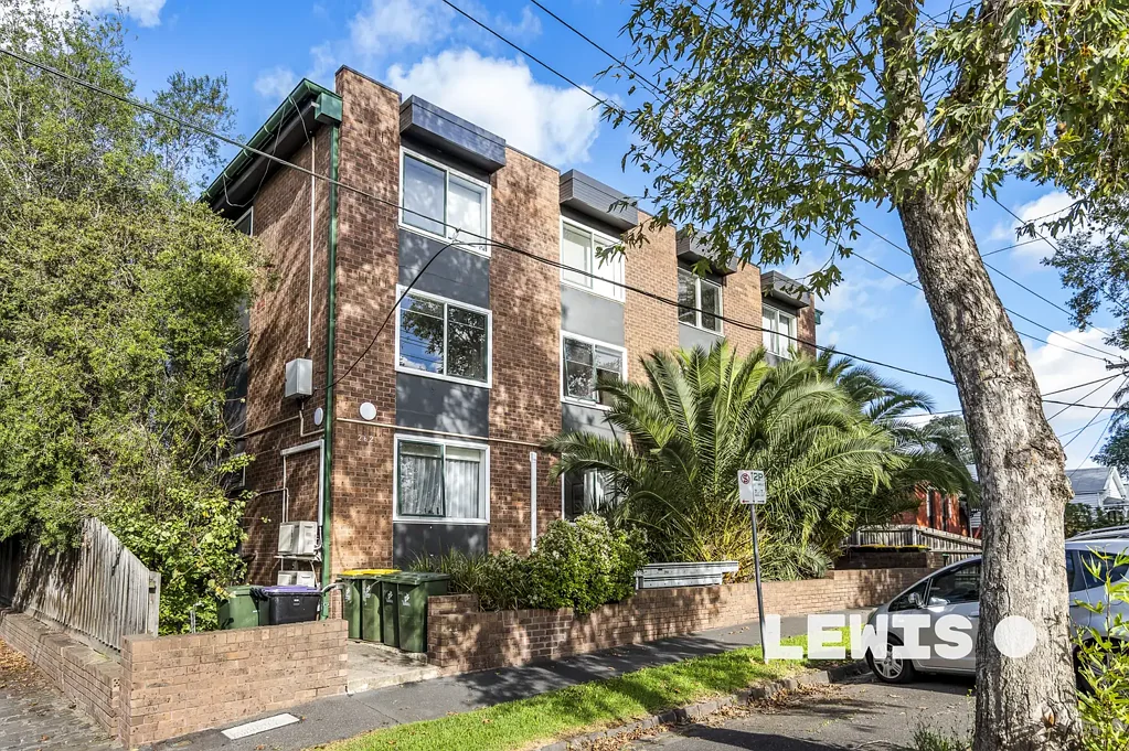 Fitzroy North 2房 宽敞采光佳 复古风格雅 二楼好位置 内部新翻新 卧室超宽敞 步行即便利 绿地公园近 火车站便捷 咖啡馆环绕 Near the Banks of the Merri Creek