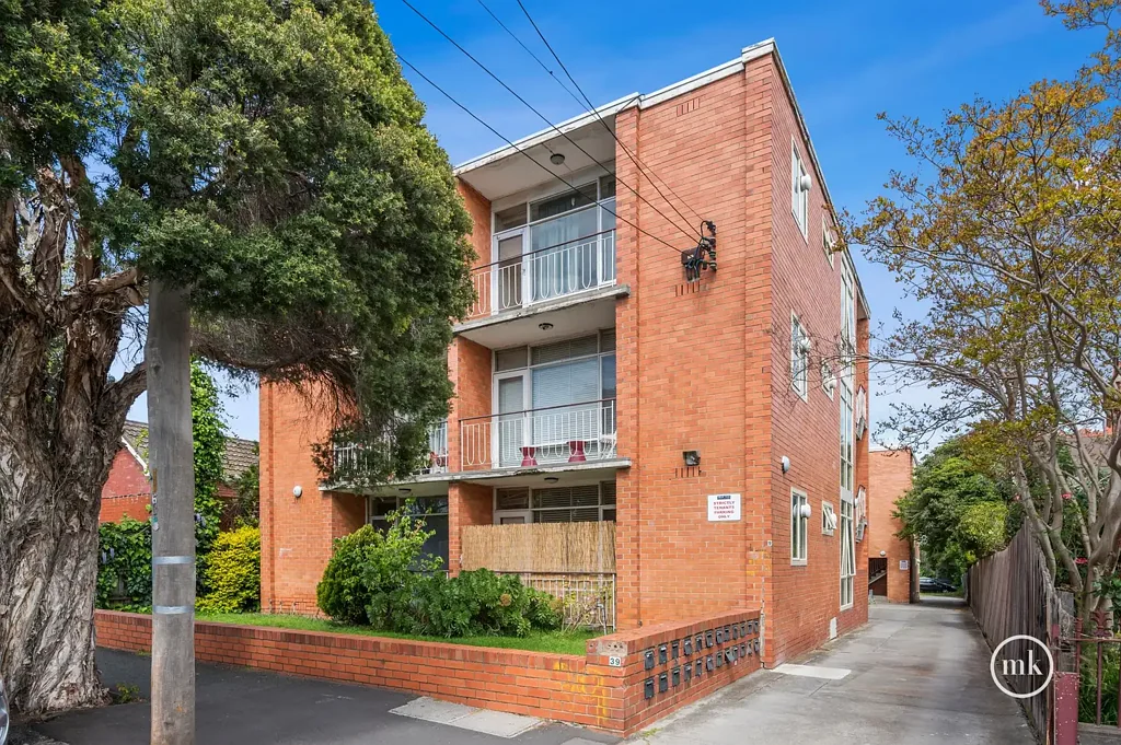 10/39 Kent Street Available!