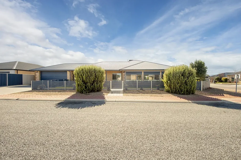 Port Pirie 3 Bedroom Luxurious Executive lifestyle home