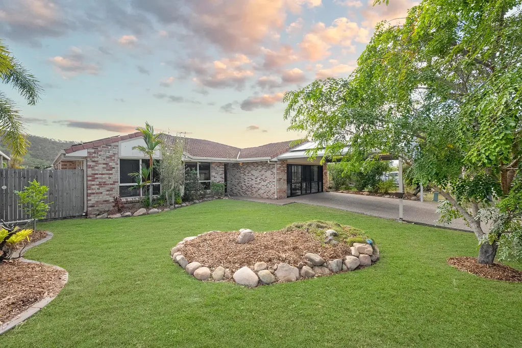 Kirwan 4房  Spacious Family Living with a Stunning Renovated Kitchen & Resort Style Pool!