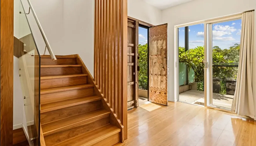 Stunning Two Storey 4 bed Executive Townhouse with Middle Harbour Views!