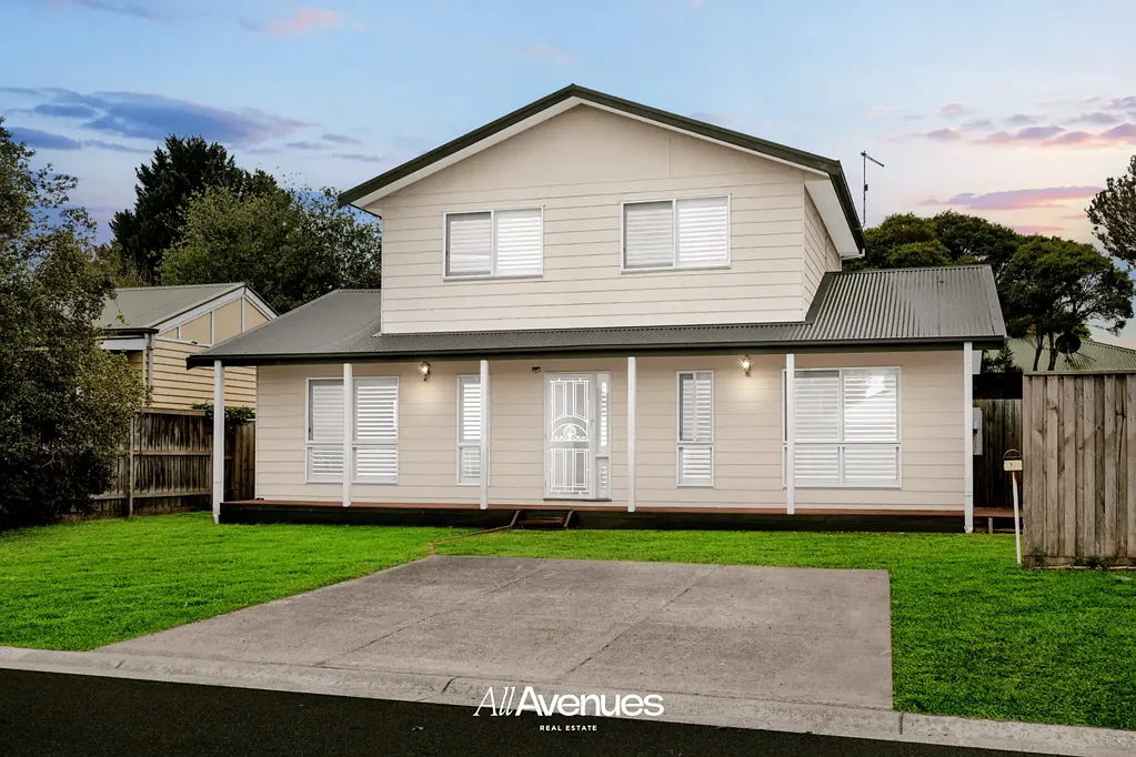 Pearcedale 3房 街角地块显眼 便捷步行距离 宽敞厨房储物 翻新浴室舒适 宽敞起居用餐 分体式冷暖空调 全屋遮阳隐私 宽敞户外露台 宽大后院空间 步行可达设施 Pearcedale中心位置 Prime Pearcedale Location Opposite Shops, Childcare & Walking Distance to School