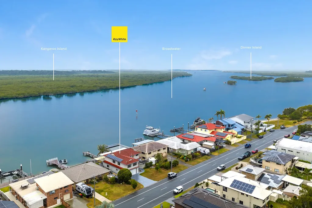 Jacobs Well 5房  Waterfront Renovator with 18.2m of Prized Frontage