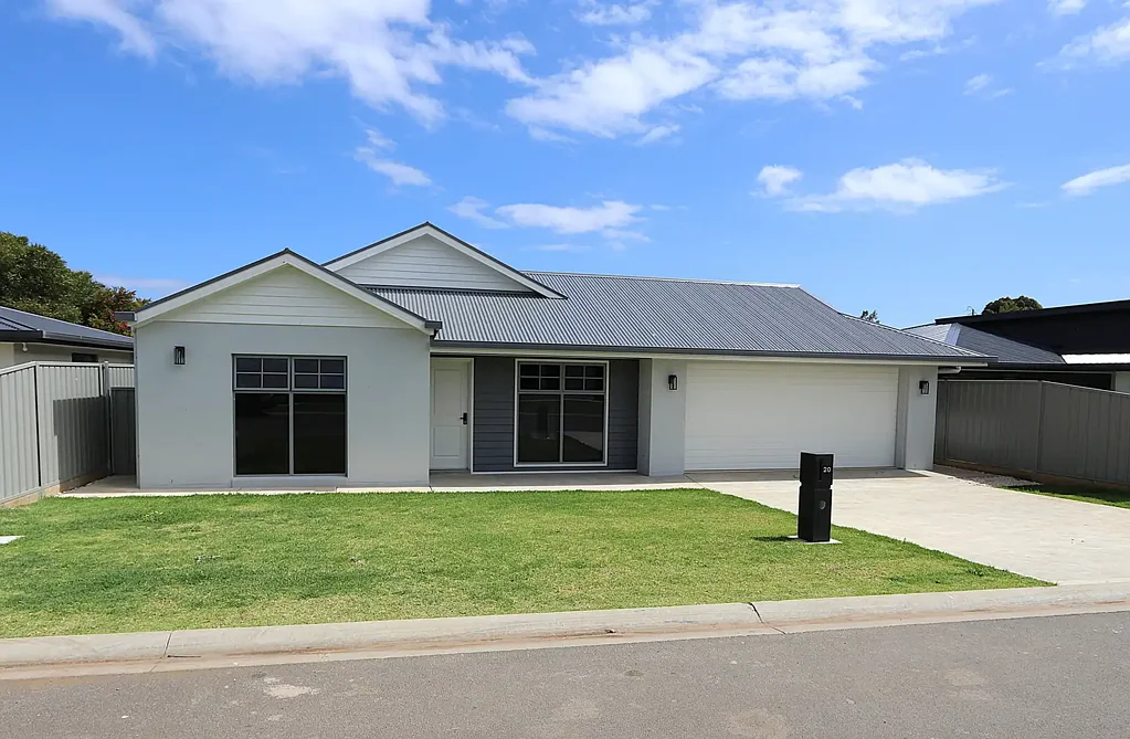 CONTEMPORARY 3 BEDROOM COURTYARD HOME