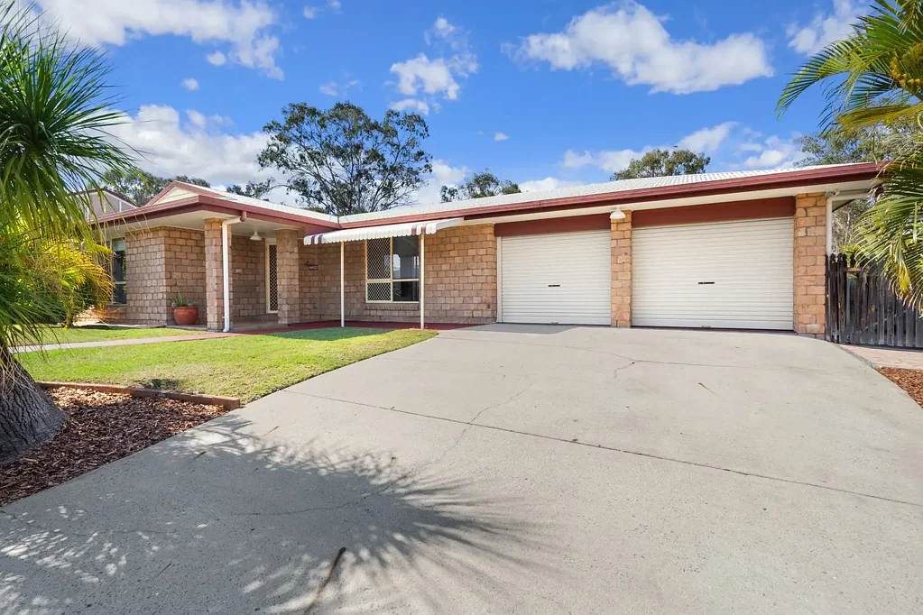 Norman Gardens 3房  Spacious, Updated And Backing Onto Parkland