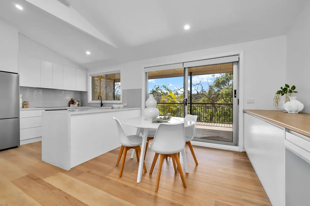 Berowra 3कमरा Sunlit Serenity, Valley Views, and Modern Living