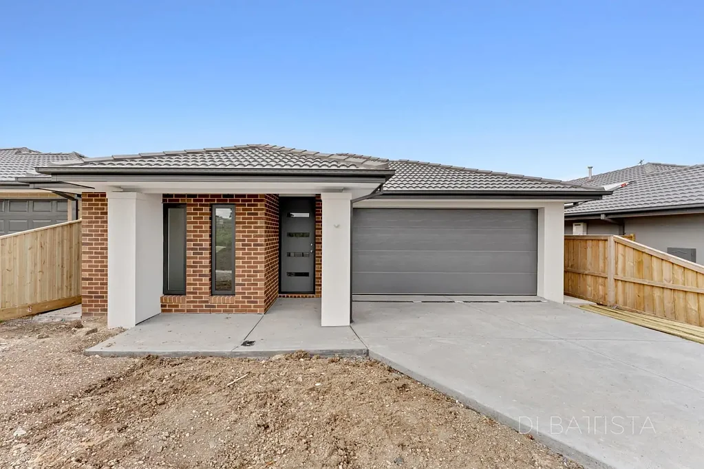 Mickleham 4બેડરૂમ Brand-New Metricon Home Offering Exceptional Space, Style and Family Living