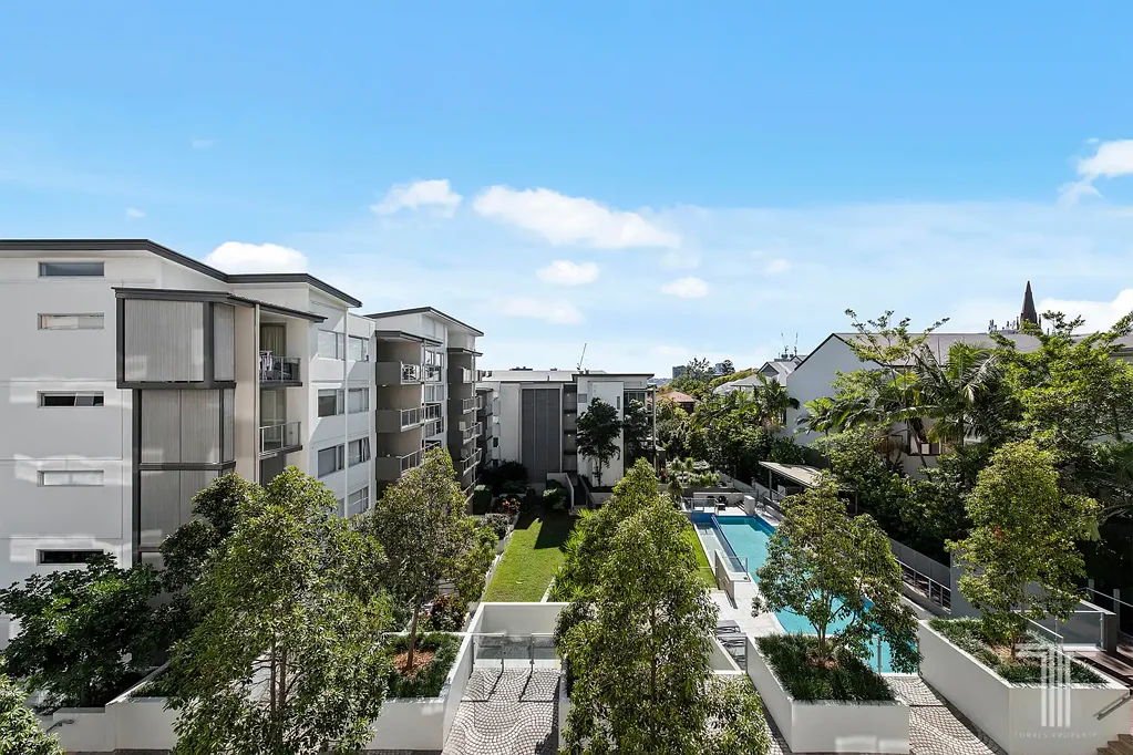 Spring Hill 2બેડરૂમ Resort-Style Living and Garden Views 800m from the CBD