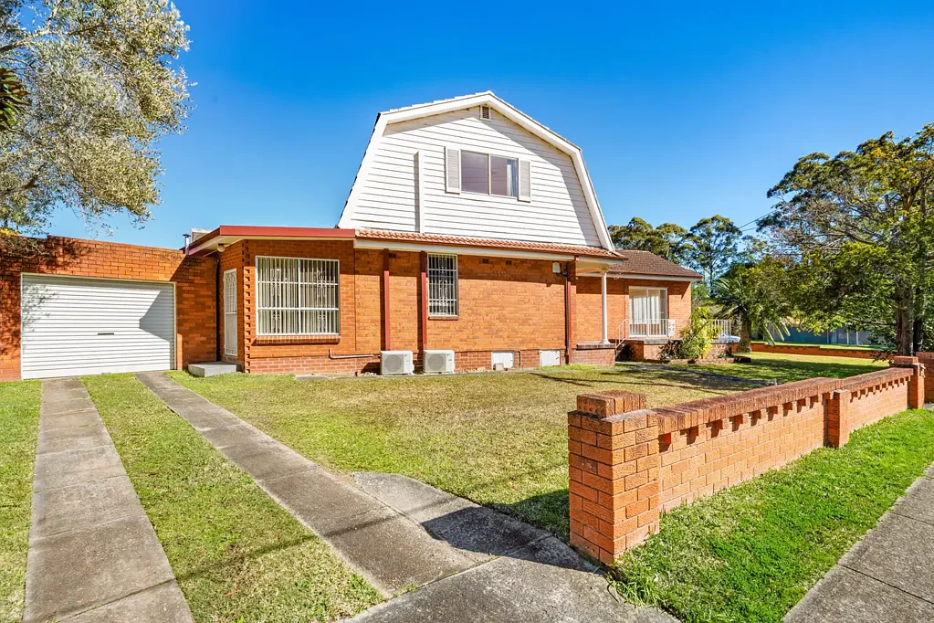 North Ryde 5Kwarto Superb Location with Duplex Site Potential (STCA)