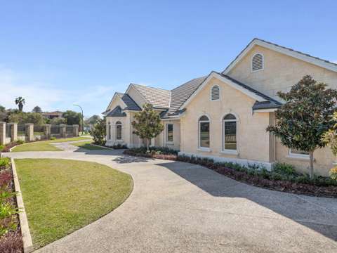 Luxurious Grand Estate: Private Oasis with Elegance