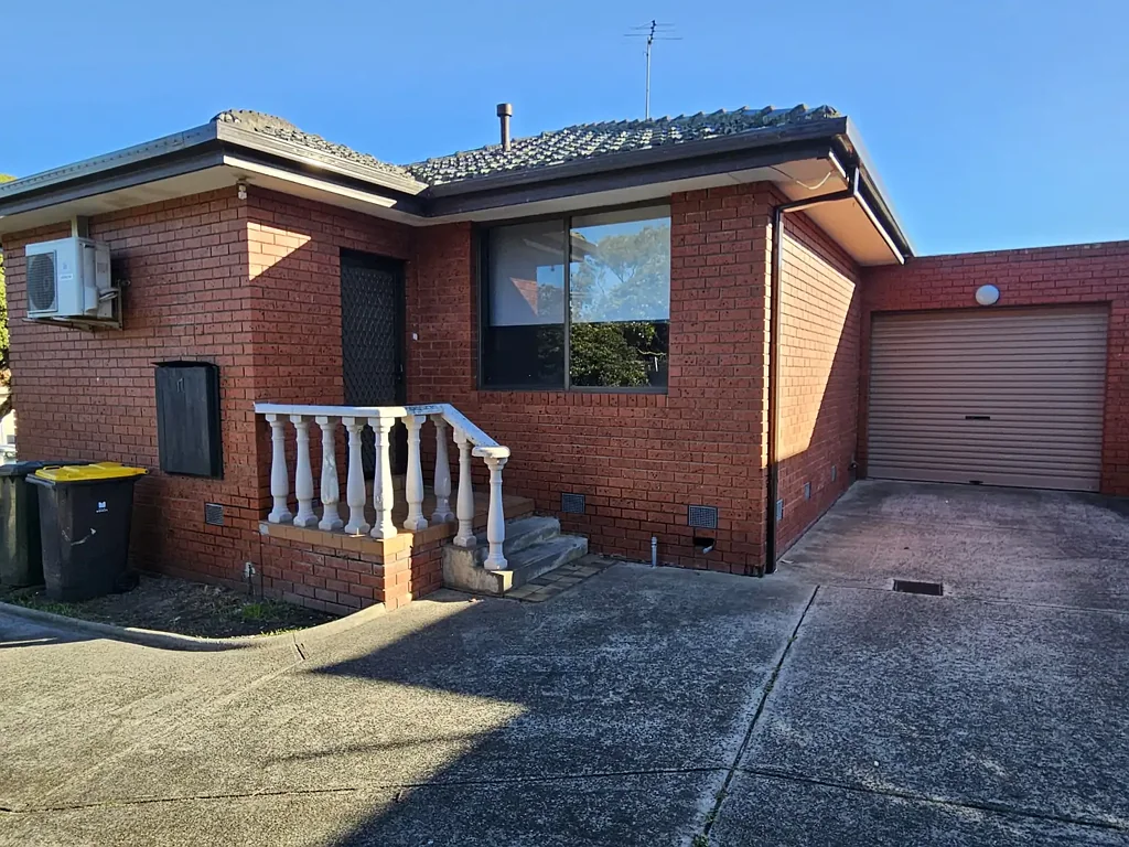 SPACIOUS FRESHLY PAINTED SINGLE LEVEL UNIT