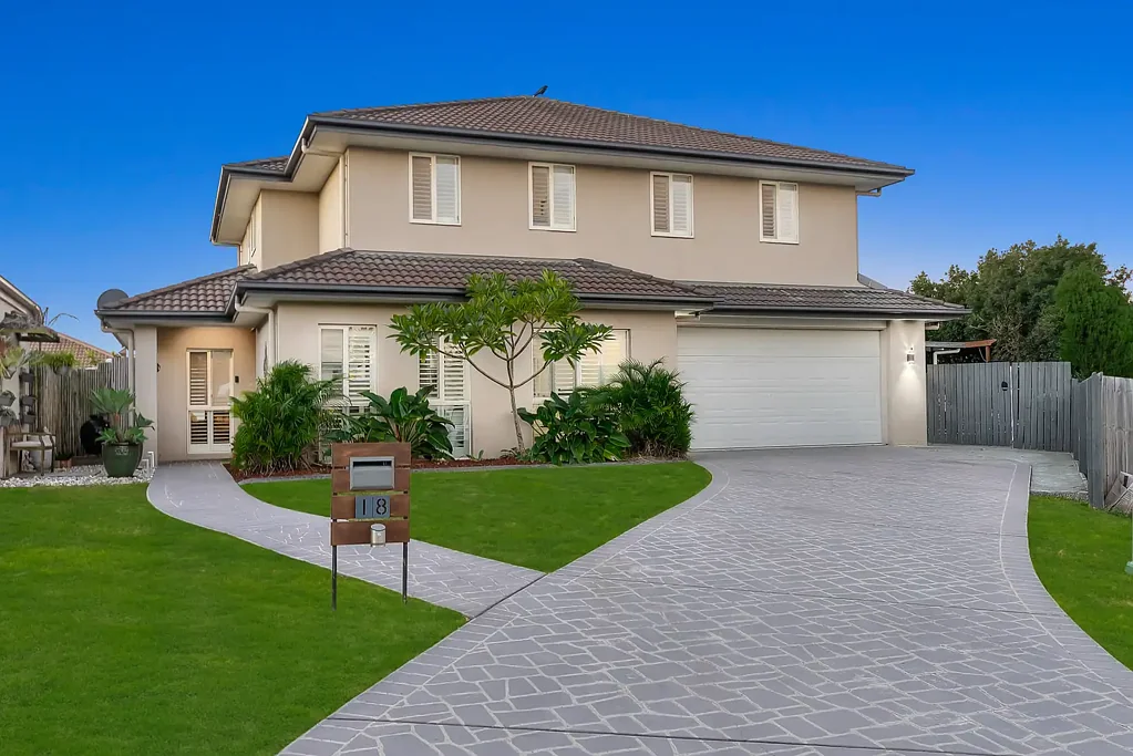 North Lakes 6房 广阔的家庭娱乐者，提供无与伦比的空间与多功能性！ Expansive Family Entertainer Offering Unmatched Space & Versatility!