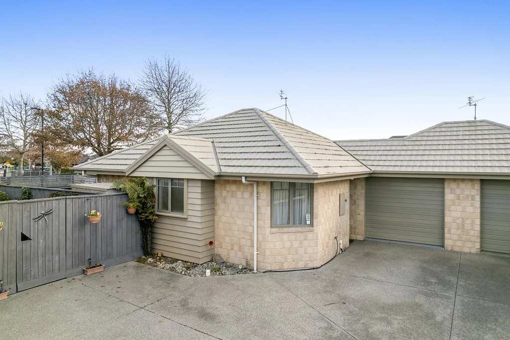 Northwood 2 Bedroom Lovely, Convenient Over 60s Townhouse