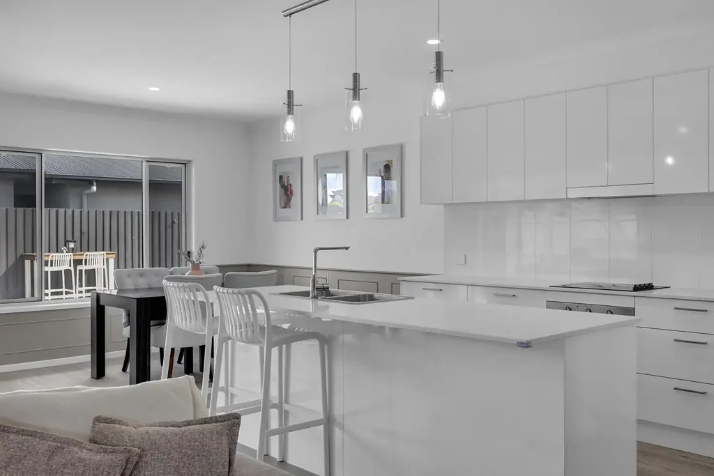 Palmview 4房  Family Home with Pool and Reserve Outlook