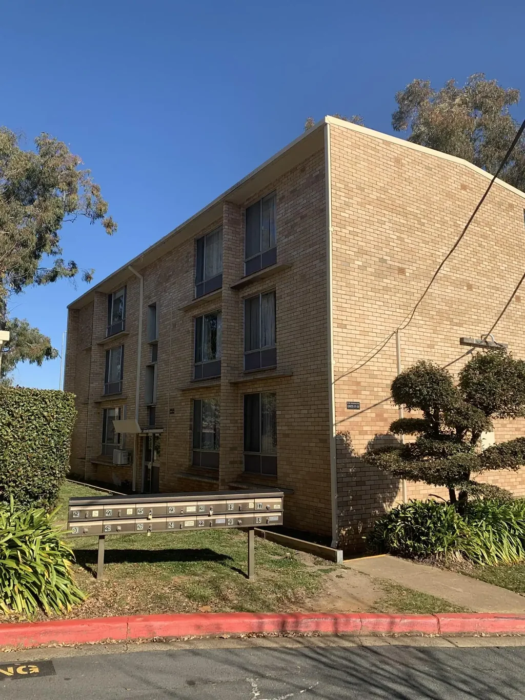 Curtin - 2 Bedroom Unit In Sought After Location