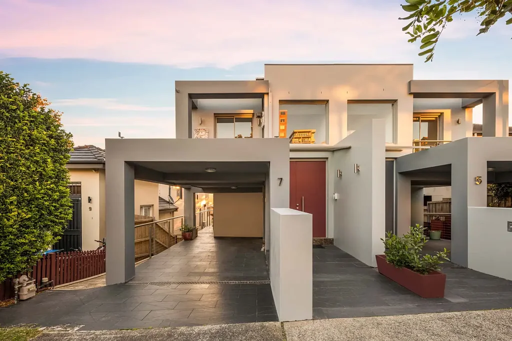 North Bondi 4房 North Bondi高地全景 三层设计 美诺电器 双住栋潜力 私密绿景阳台 步行至海滩商圈 Versatile Tri-Level Semi with Whole Floor Self-Contained Living