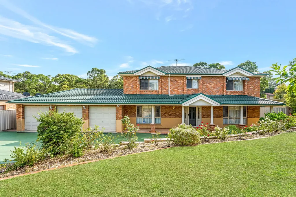 Grand Family Living with Triple Garage and Entertainer's Alfresco