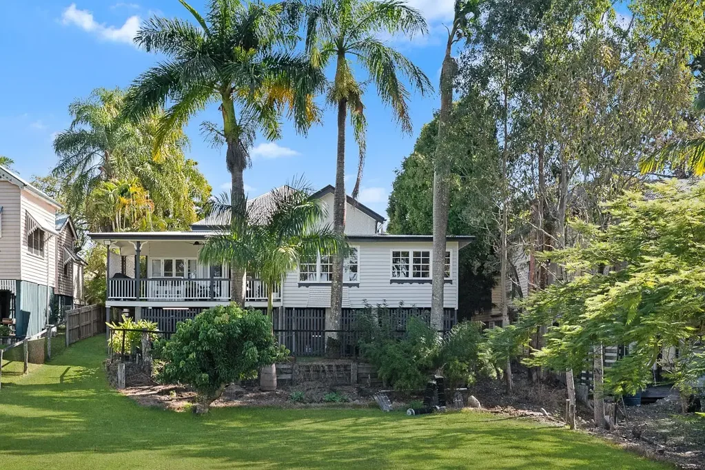 Maryborough 3બેડરૂમ A refined riverside sanctuary of character, space and timeless charm!