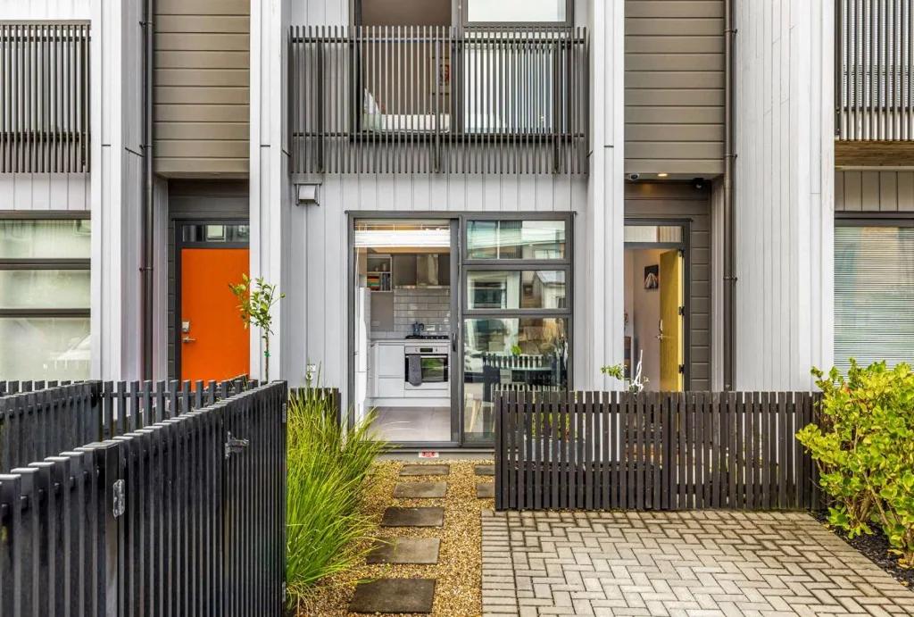 Modern & Low-Maintenance Living in the Heart o...