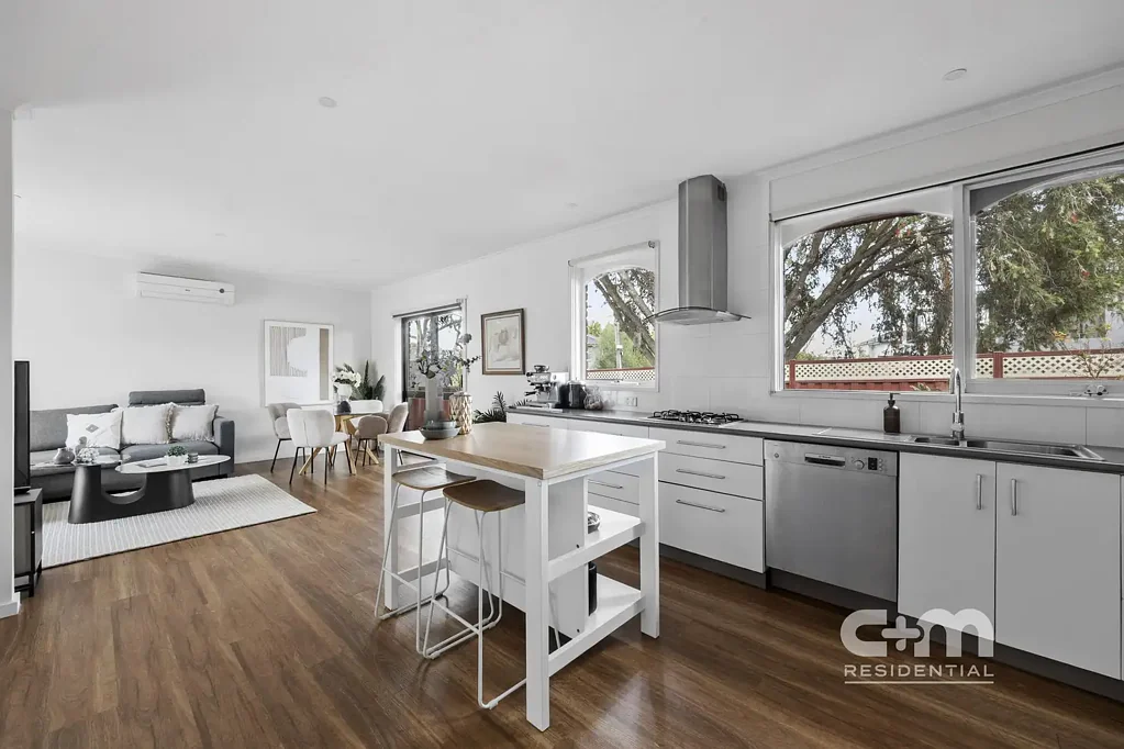 Oak Park 2Habitaciones Built For Backyard Gatherings & Easy Living!