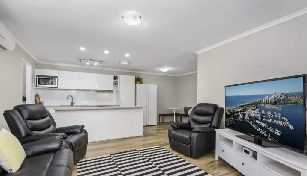 Spacious & Private Duplex with Entertainer�s Deck