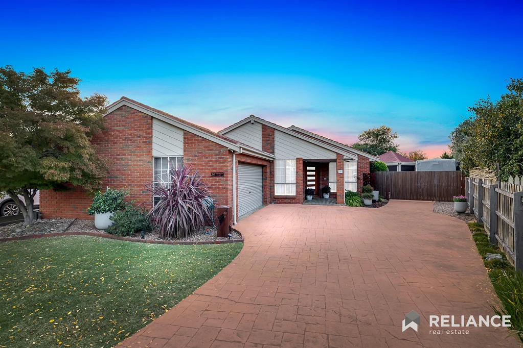 Brookfield 5Zimmer Luxurious Family Living with Dual Kitchens, Outdoor Entertainment & Fifth Bedroom Retreat on 1084m²!