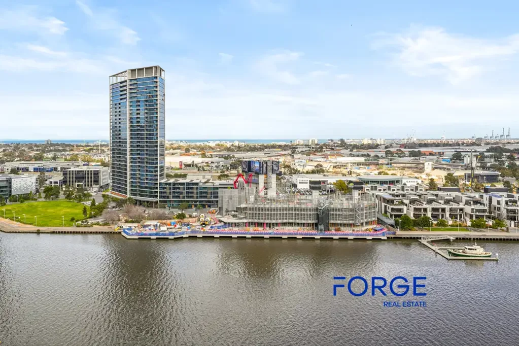 Docklands 2房 雅拉河景壮丽 15层南向公寓 豪华开放式设计 私人阳台宁静 停车位产权内 Resort设施齐全 电车门口即达 Modern Apartment with Breathtaking Water Views