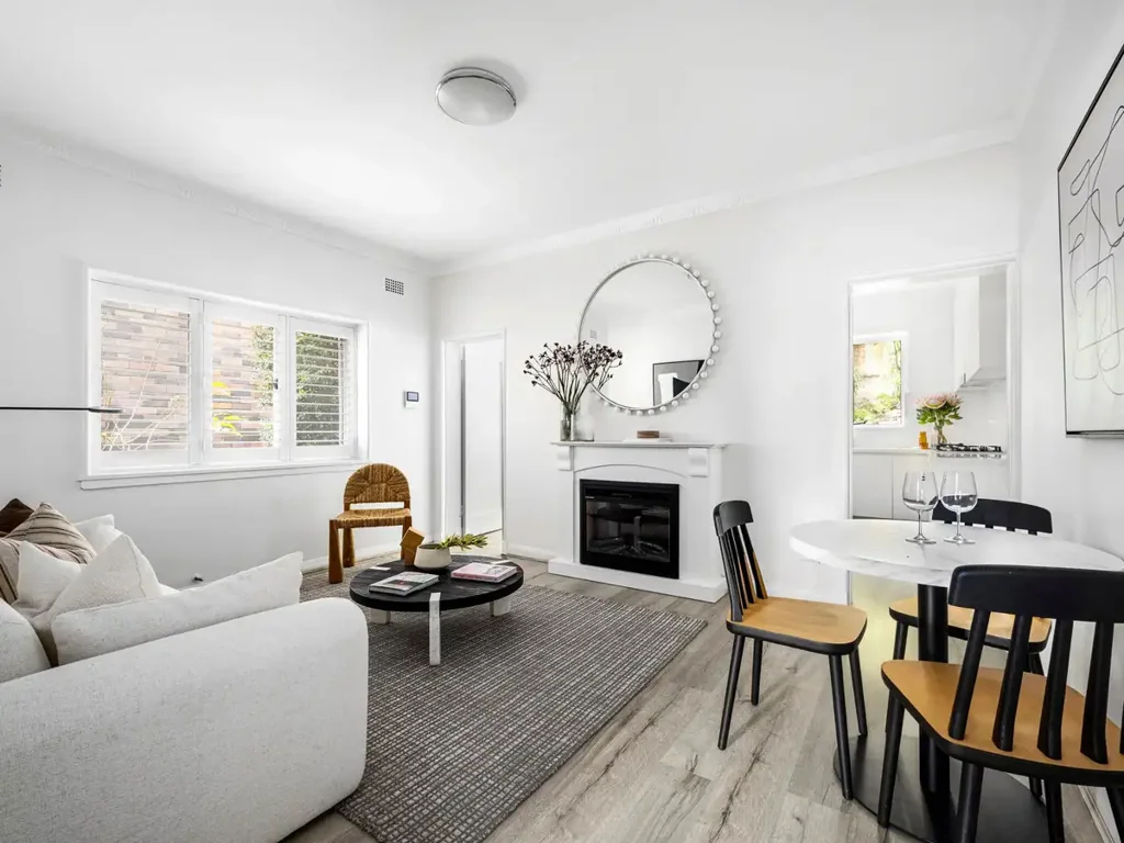 Beautifully renovated apartment with direct access to North facing private courtyard