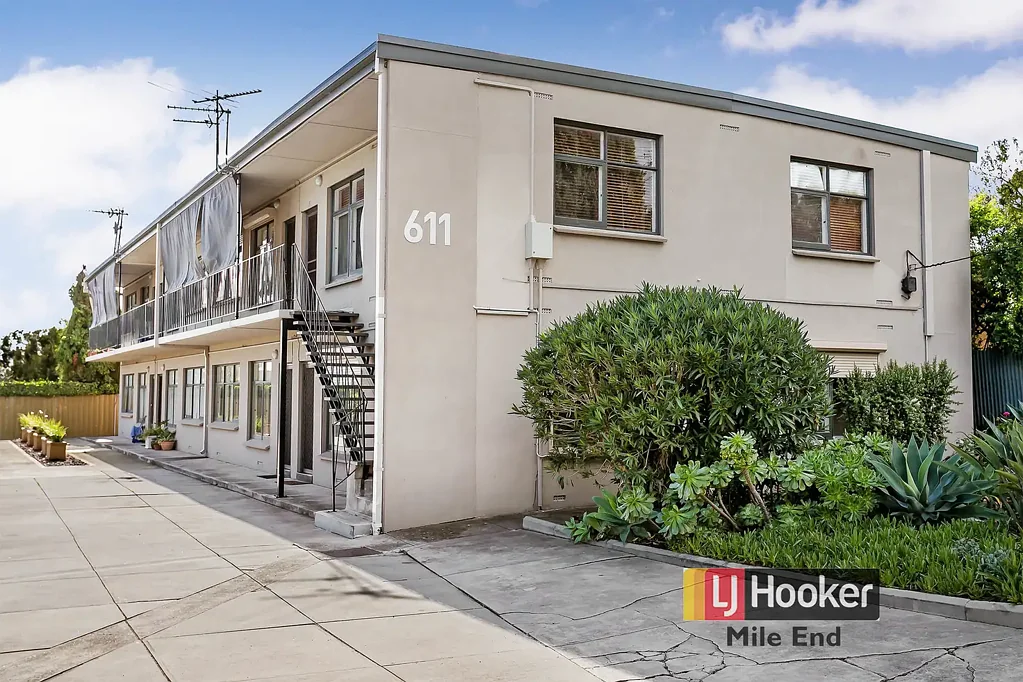 Freshly Painted 2 Bedroom Unit In Great Location