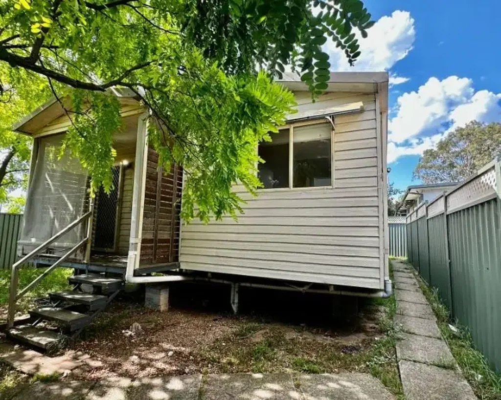 Freshly painted, New Carpet, New Blinds  - Spacious 2 bedroom Granny Flat with Yard