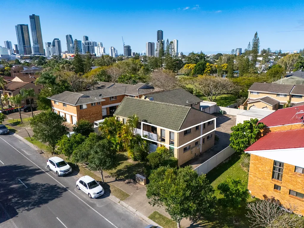 Mermaid Waters 2房  Stunning Top Floor Inner city Apartment