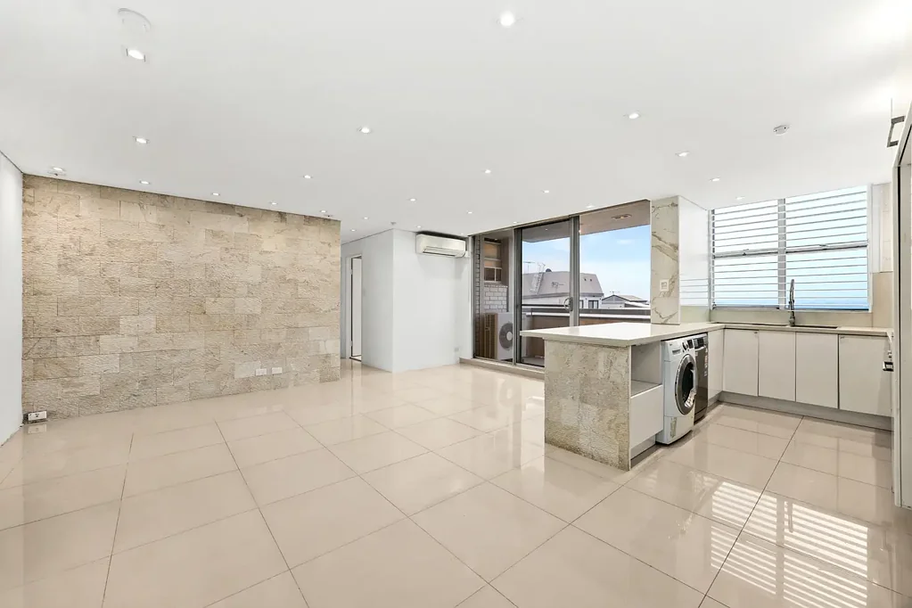 North Aspect Showcasing City and Water Views