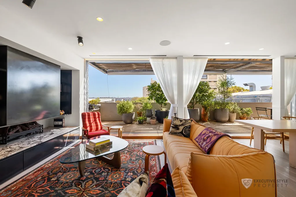 DREAM LIVING IN POTTS POINT WITH CITY VIEWS AND PRIVATE OUTDOOR TERRACE