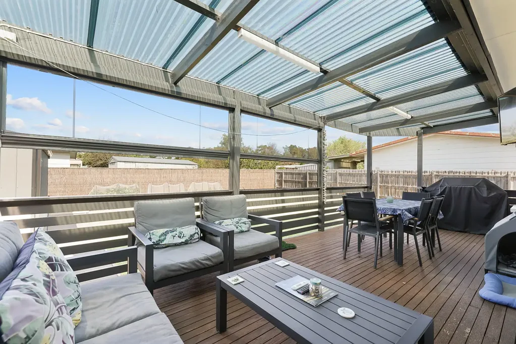 Cowes 3 Bedroom Move-in ready coastal retreat!