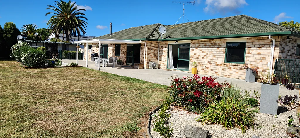 Te Kauwhata 6 Bedroom Lifestyle Property - 6 bedrooms and 8 car garaging