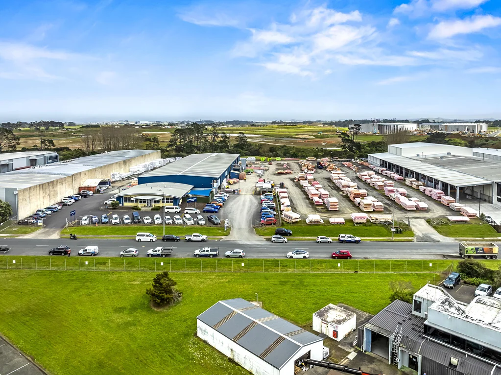 Wiri Huge yard + drive-through building