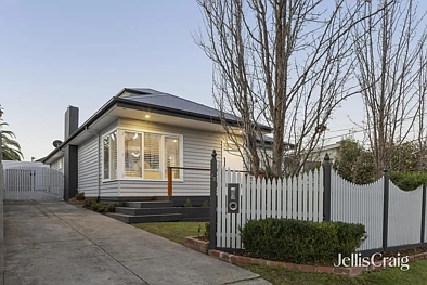 Macleod 5 Slaapkamer Weatherboard Elegance with Five bedrooms, Four Bathrooms & Room to Grow