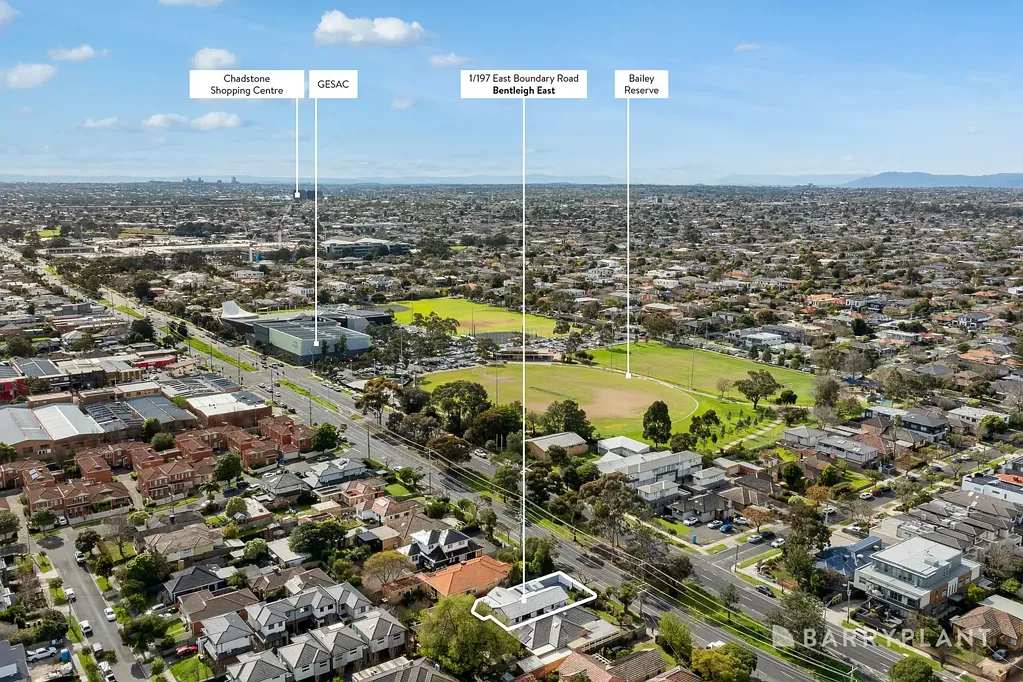 Bentleigh East 2房 全高格栅围栏 安全独立住宅 Smeg厨房 AEG洗碗机 自然采光充沛 染色地板供暖 两车位便利 轨道旁名校圈 低维护生活 Charming Freestanding Living with Private Outdoor Appeal