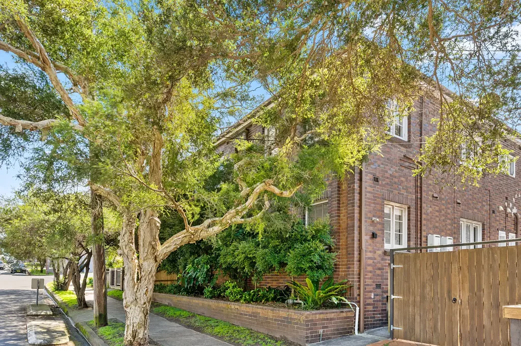 Renovated Art Deco Two DOuble Bedroom Apartment In Prime Location