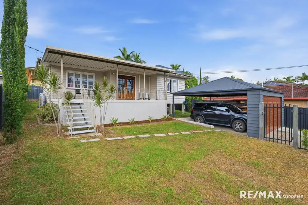 Sunnybank Hills 3房 Sunnybank Hills稳定区域 573m²平地地块 三卧采光佳 多功能生活区 无缝室内外连接 方便Pinelands Plaza Spacious Family Home on a Generous 577m² Block in Prime Location