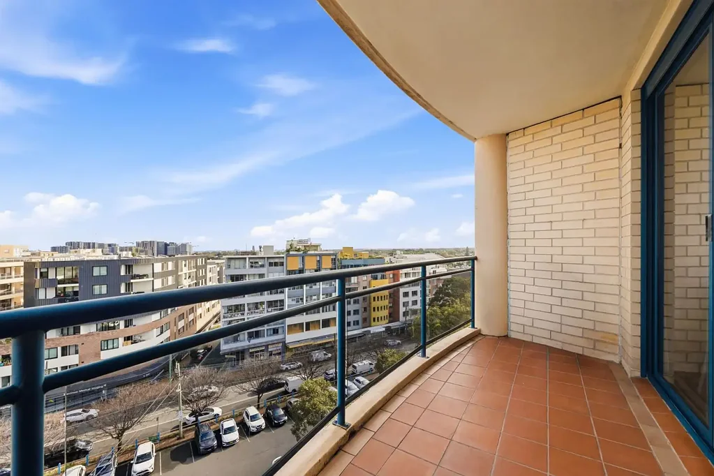 Maroubra 2房 Alma Court顶层景观 两卧公寓 自然采光充沛 Bosch厨房 独立套间 主卧带浴缸 安全电梯便捷生活 Sunlit Apartment with Panoramic Outlooks