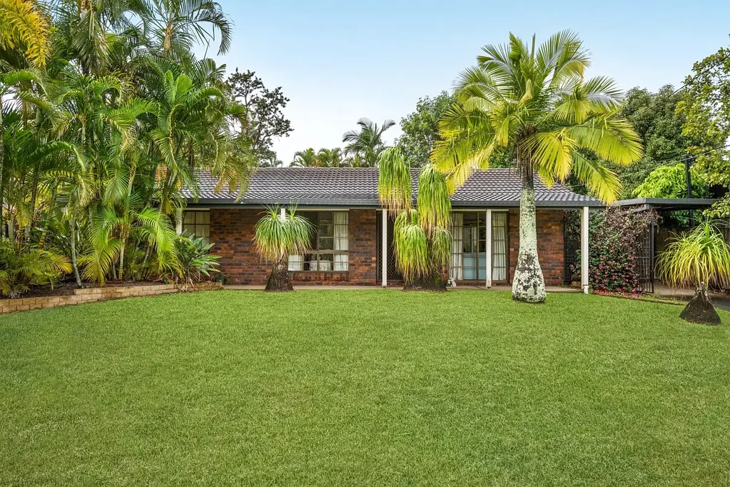 Springwood 3房 700m²宽敞地块 三卧舒适空间 步行至学校&商场 M1便捷交通 Prime Springwood Location on a Generous 700m² Block!