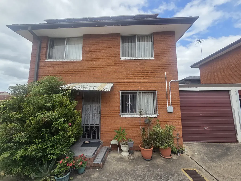 Stylish 2-Bed Townhouse in Auburn