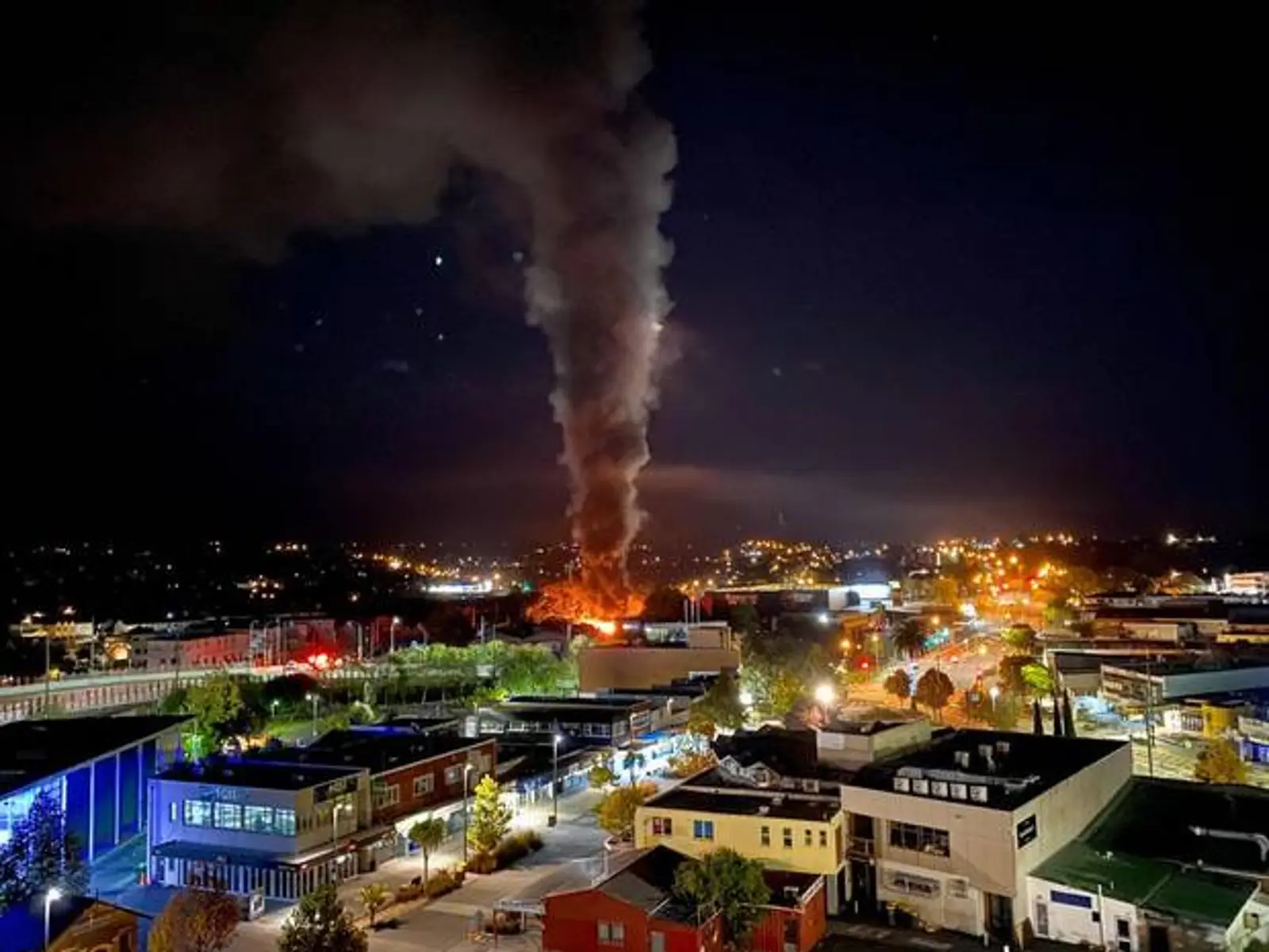 奥克兰西区深夜突发爆炸,火光冲天,烟尘滚滚!