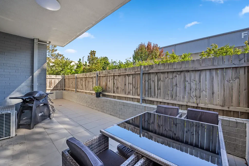 Homebush West 2房 中心位置便利  两卧宽敞实用  现代厨卫设计  私密庭院休闲  安全车位配置 Sunfilled courtyard apartment in sought after pocket