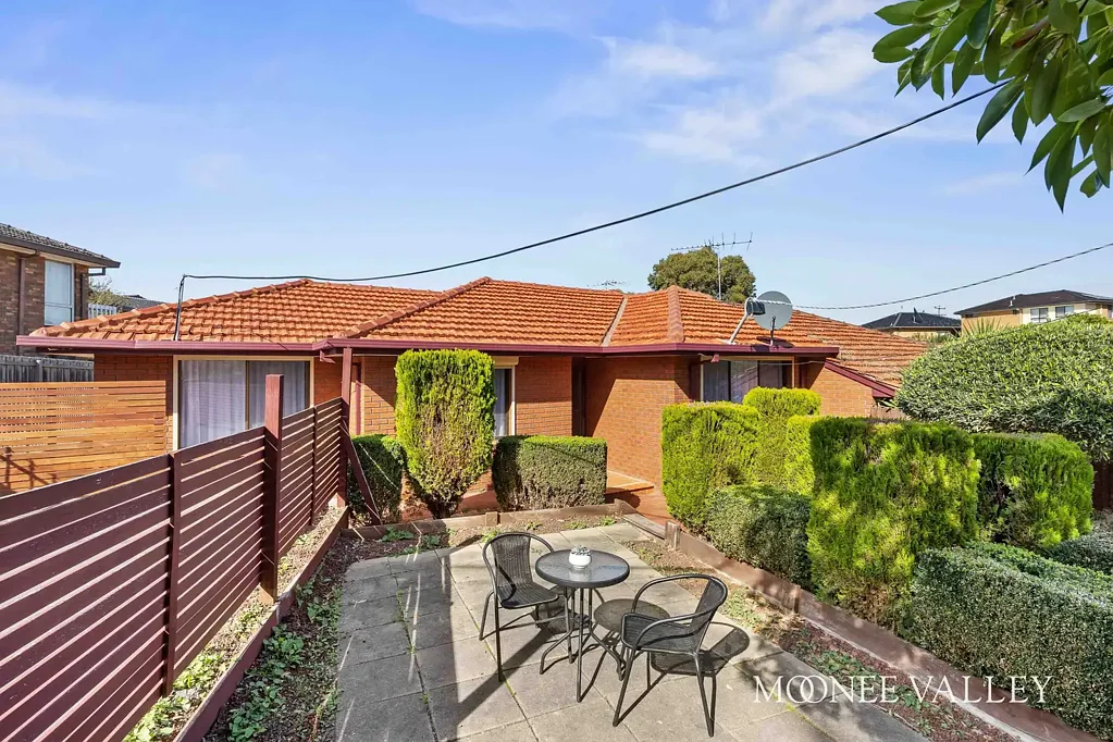 2/31 Riviera Road, Avondale Heights, VIC 3034